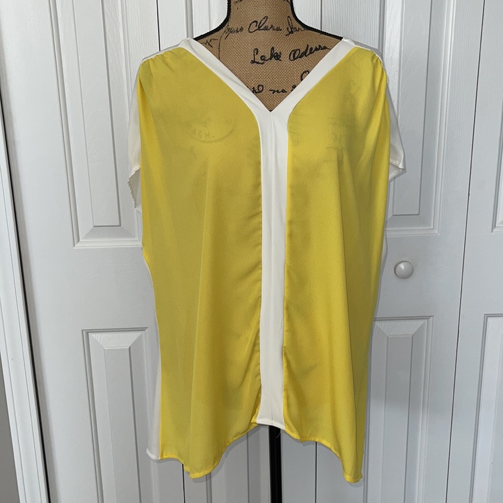 NWOT Angela Collection Yellow & White Short Sleeve Blouse